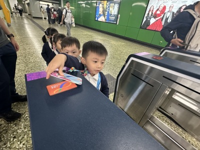 乘港鐵體驗Experience taking the MTR